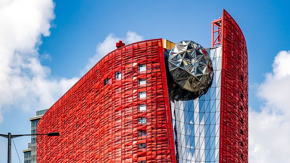 "The 13 Hotel" shattered dreams of 12.5 billion: Macau's most luxurious gamble ends in a fire sale, marking the end of the real estate and gambling myth?
