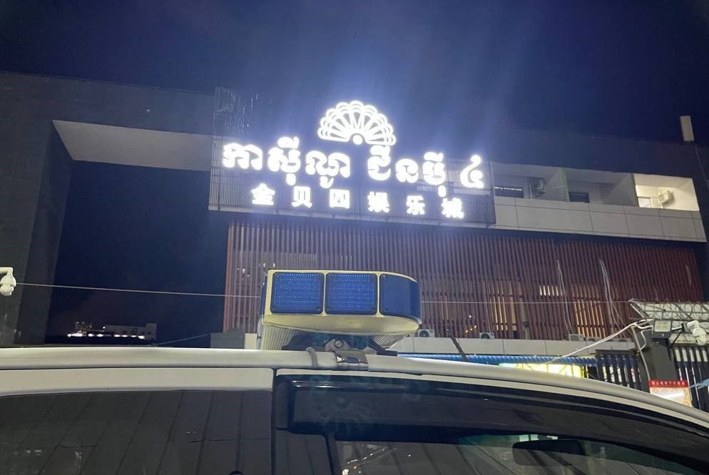 Breaking News! A large group of Chinese personnel suddenly evacuated from Xigang Jinbei 6th District early this morning, suspected panic triggered by rumors.