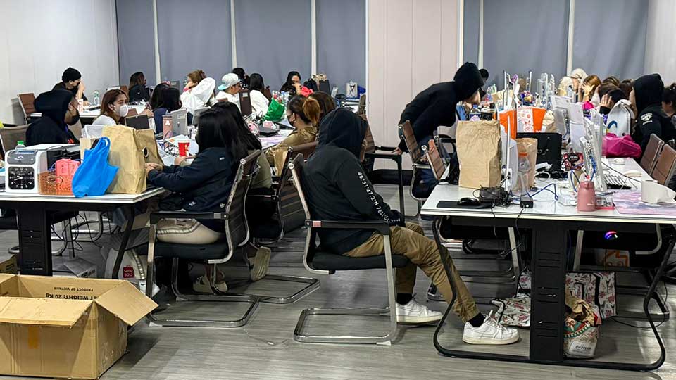 Cebu bursts another love scam den! Suspects collectively flee, police apply for online search warrant to seize a large amount of equipment.