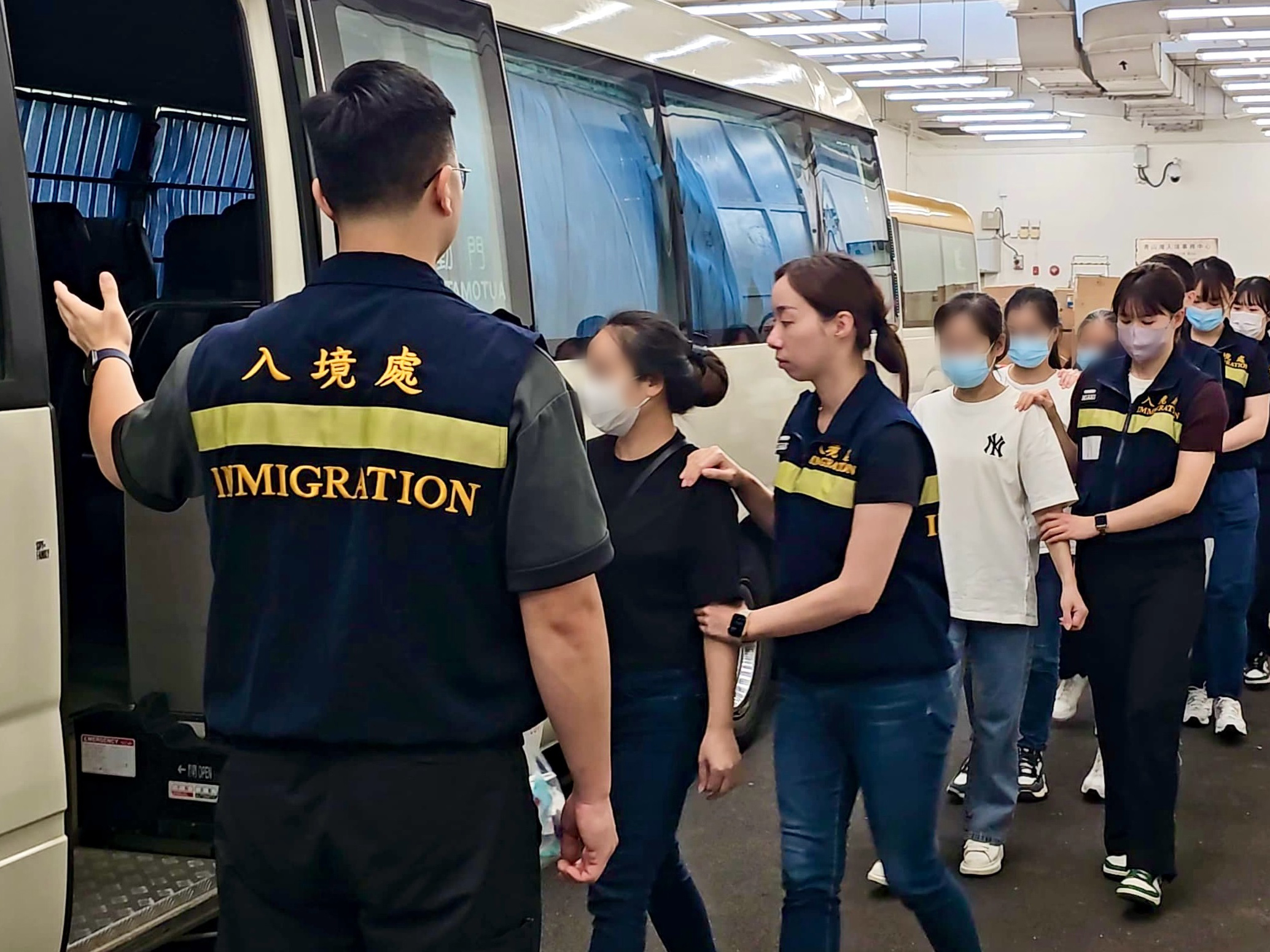A large number of Cambodians involved in fraud were escorted back to China, staging a "catching turtles in a jar" scene at Shanghai Airport.