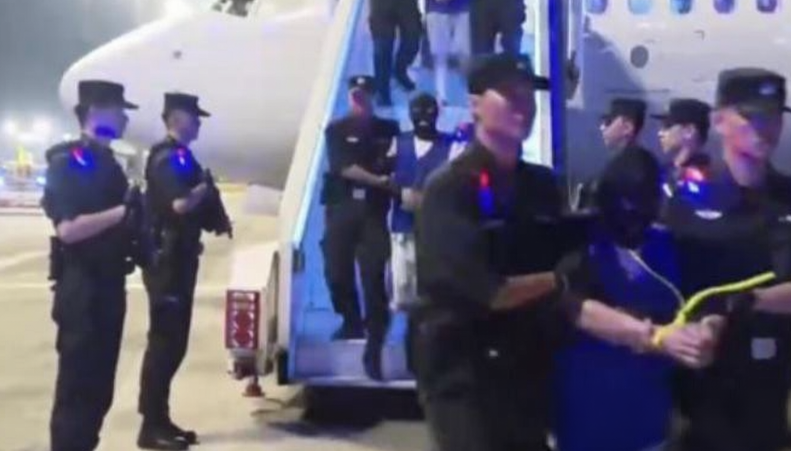 Chinese police have extradited 11 private lottery suspects from Malaysia.