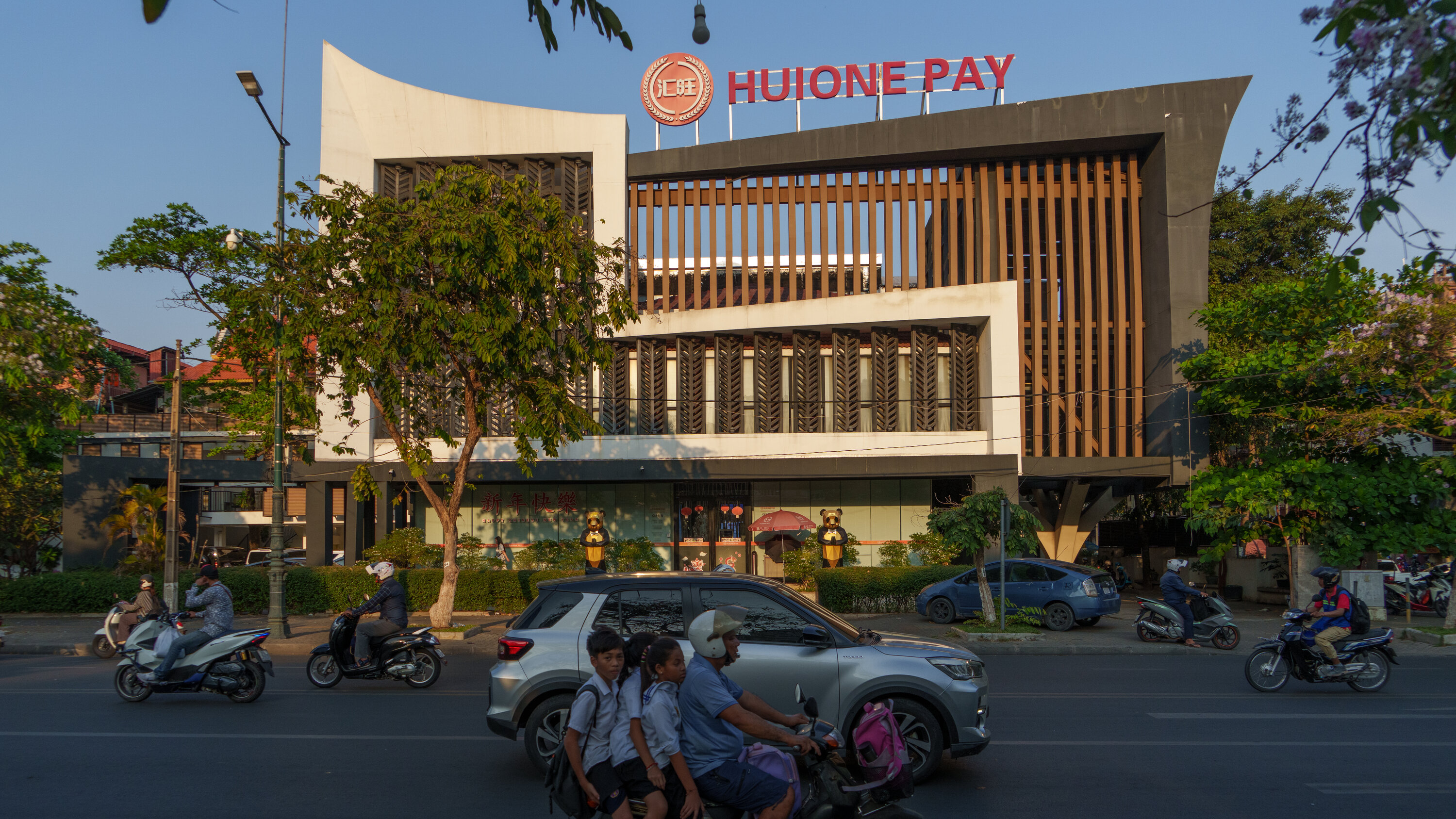Scam services all-in-one! "Huiwang Guarantee" is currently controlling a $24 billion transnational grey industry empire.