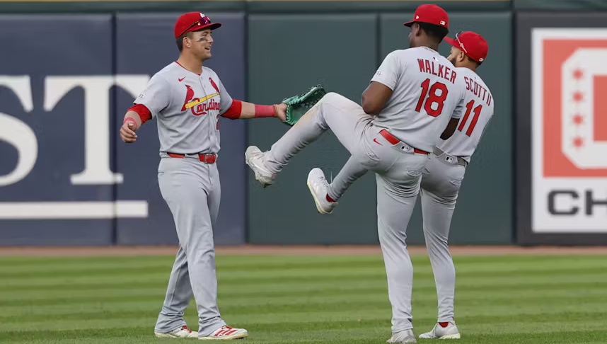 DraftKings and Underdog take the lead in applying for Missouri sports betting licenses, showing early signs of market competition.
