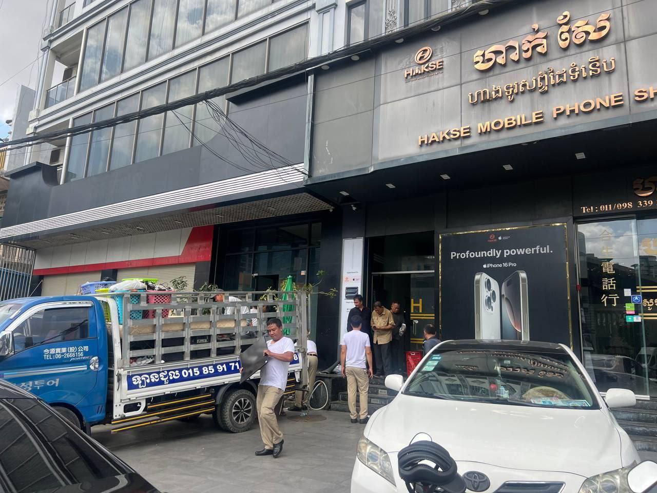 Next to the fence of the Olympic Stadium in the core area of Phnom Penh! Police raid online gambling den, arresting multiple people.