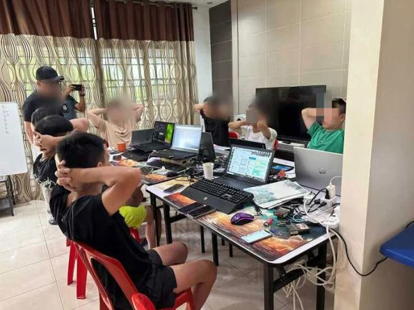 Residential area becomes a hub for online gambling! Malaysian Kedah police raid captures 7 Chinese men involved in gambling.