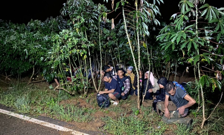 泰國軍方在沙繳府逮捕19名非法越境人員 涉賭博網站及毒品犯罪