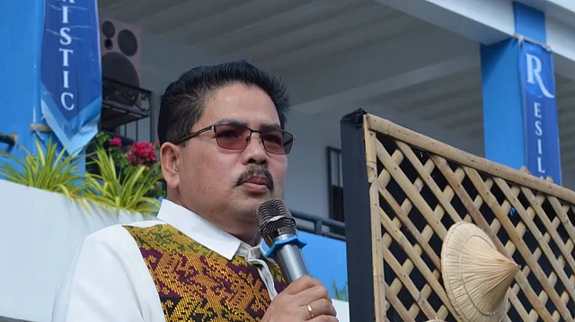 Philippine Deputy Mayor Julio Estolloso was shot dead at close range by city councilor Mihrel Senatin, who fired six shots.