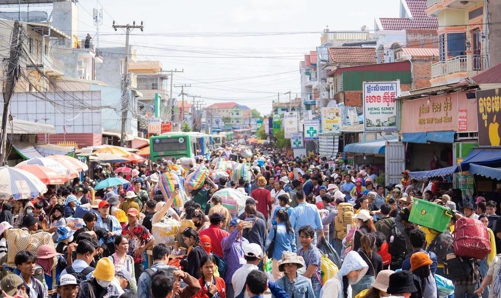 The conflict at the Cambodia-Thailand border has caused over 800,000 Cambodian migrant workers to return home, with the Poipet East checkpoint becoming the main passage.