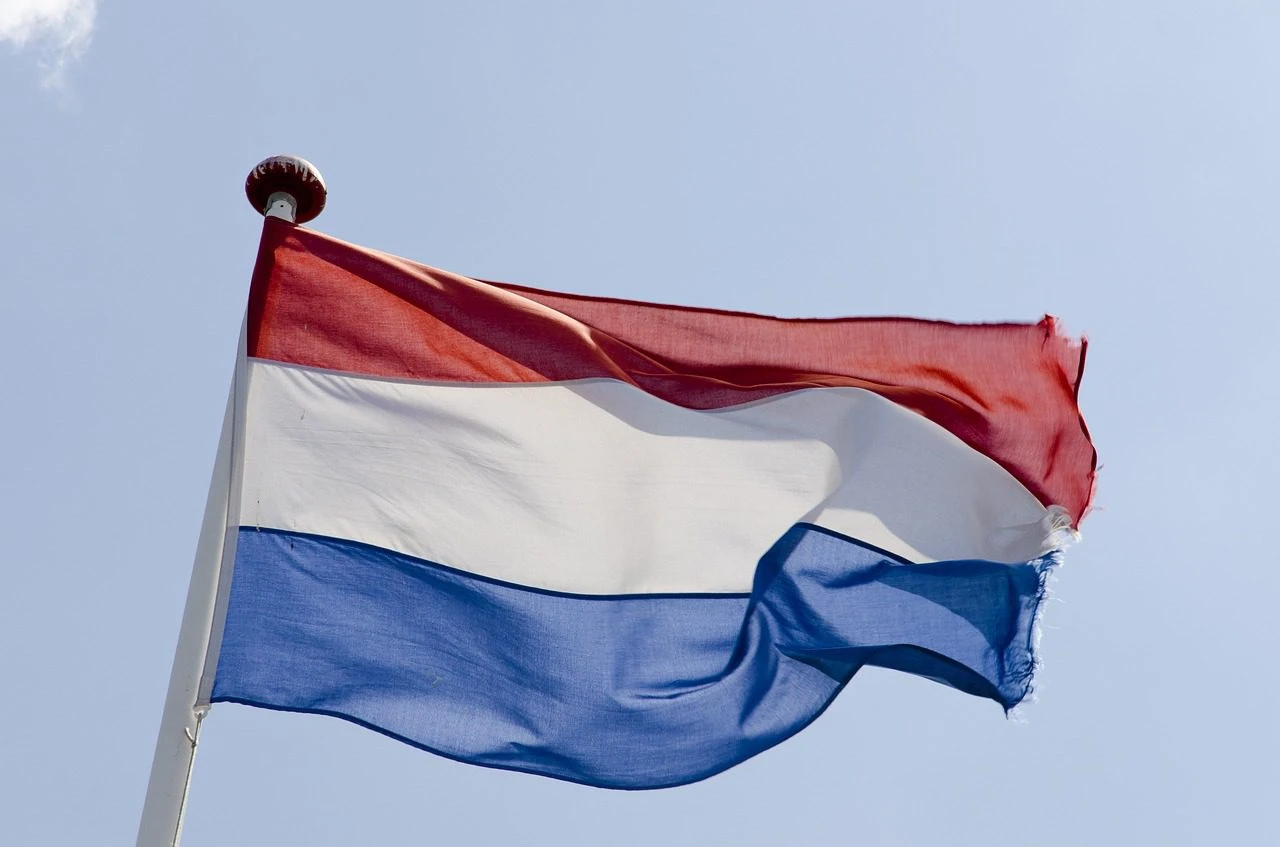 Netherlands strengthens gambling regulation, average player losses decrease by 31%, but risks in the illegal market rise.