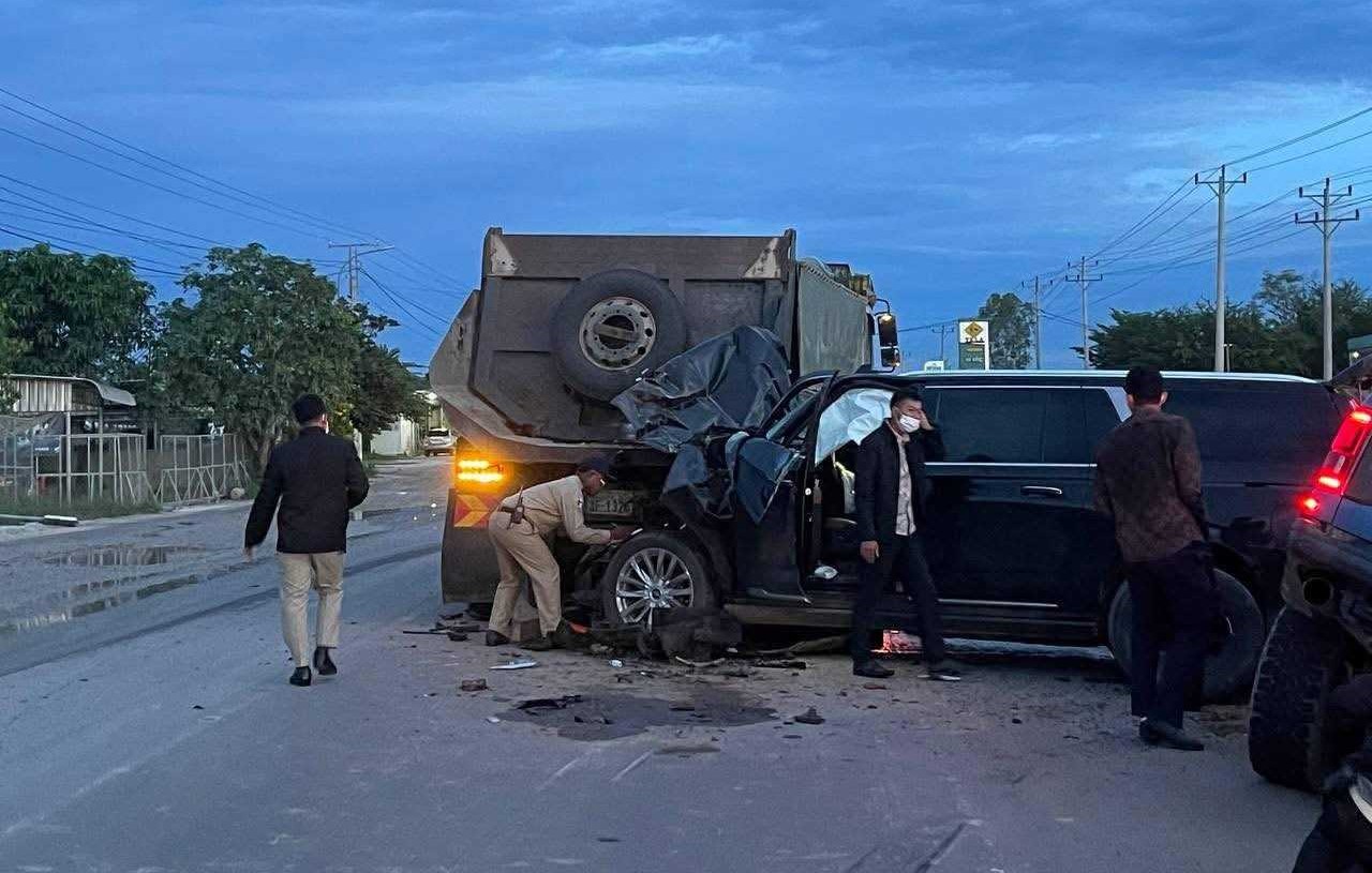 The owner of Cambodia's "Casino 67," Lord Li Youjie, was severely injured and hospitalized after a three-car collision early this morning, with details of the accident revealed.