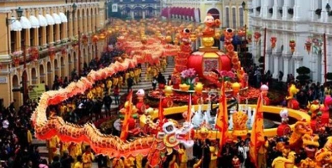 Macau's Golden Week sees tourist numbers reach 1.14 million, a 15% increase year-on-year, with hopes of achieving the total gaming revenue target.