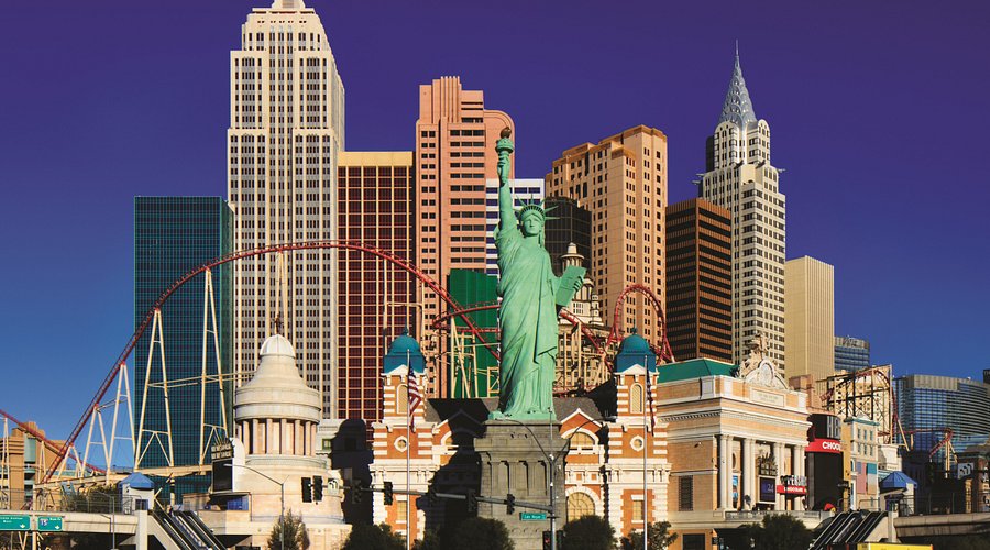 New York State sets licensing fees and capital requirements for southern casinos, with bidding thresholds reaching up to $1 billion.